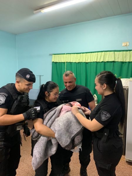 Patrulla policial asistió a una embarazada que dio a luz en su casa imagen-7