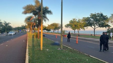 Un motociclista falleció tras colisionar contra un poste en la costanera de Posadas imagen-9