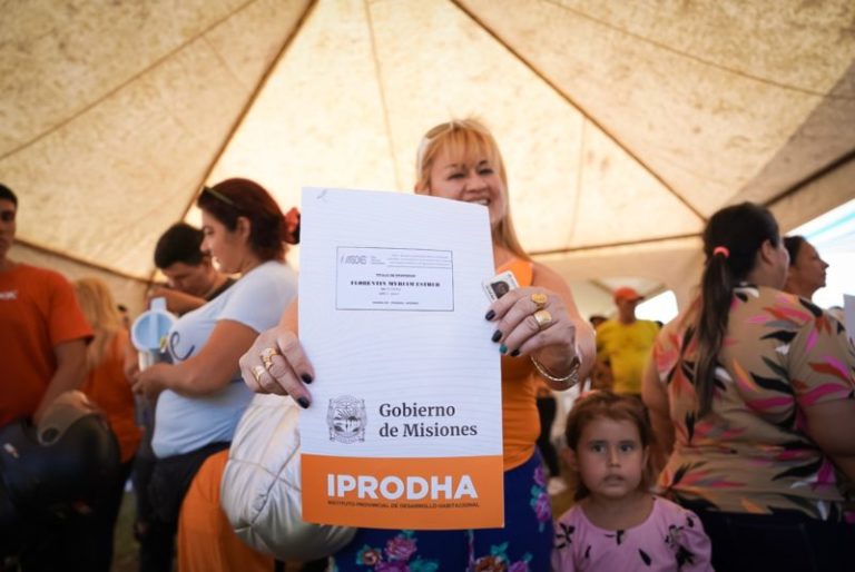 Entrega de viviendas en la Chacra 145: “Nuestra casa propia es un sueño hecho realidad” imagen-3