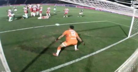 Video: había cocodrilo y fue gol por debajo de la barrera imagen-13