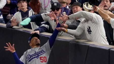 Los aficionados de los Yankees que arrancaron la pelota del guante de Mookie Betts serán vetados del Juego 5 de la Serie Mundial imagen-10