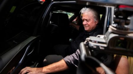 Steve Bannon saldrá de prisión la próxima semana a pesar de sus intentos para salir anticipadamente, según la Oficina de Prisiones imagen-11