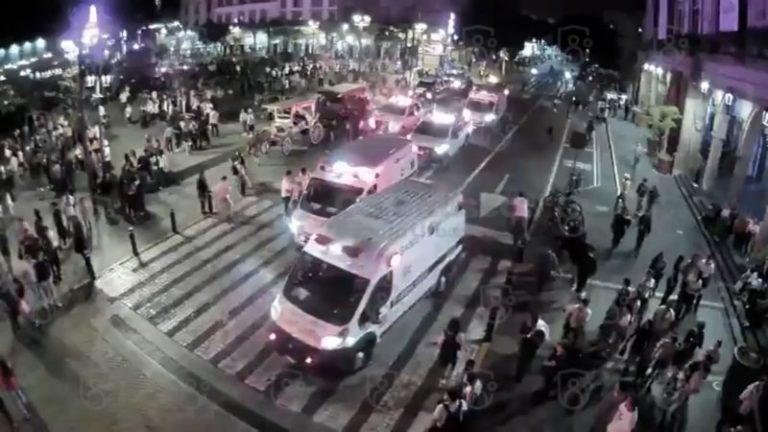 Al menos 10 heridos luego de que una camioneta arrollara una concentración de personas frente a la Catedral de Guadalajara imagen-5