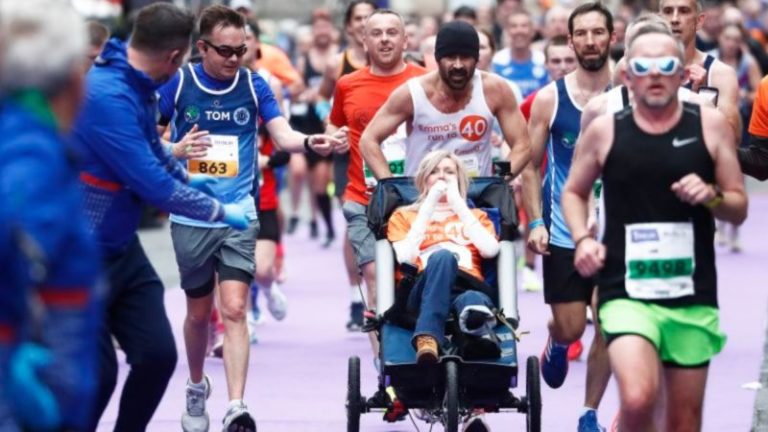 Colin Farrell completó el maratón de Dublín mientras empujaba a una amiga en silla de ruedas imagen-3