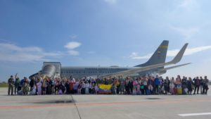 Llegan a Bogotá 116 colombianos y extranjeros en un vuelo humanitario desde el Líbano imagen-3