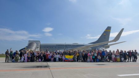 Llegan a Bogotá 116 colombianos y extranjeros en un vuelo humanitario desde el Líbano imagen-9