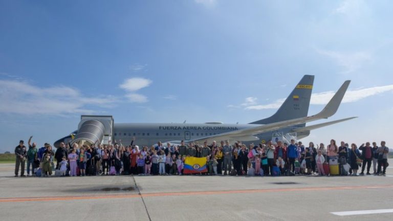 Llegan a Bogotá 116 colombianos y extranjeros en un vuelo humanitario desde el Líbano imagen-4