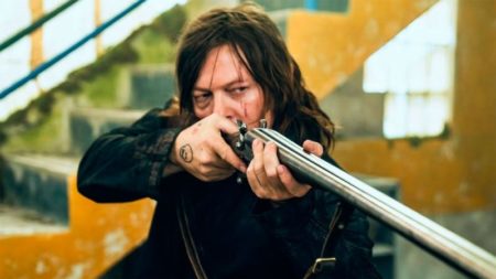 “Le metí la lengua”: Norman Reedus no tenía experiencia en escenas íntimas y acabó avergonzado tras su primer beso delante de las cámaras imagen-10