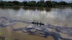 Autoridades peruanas dicen que controlan derrame de petróleo sobre un río en la zona amazónica imagen-2