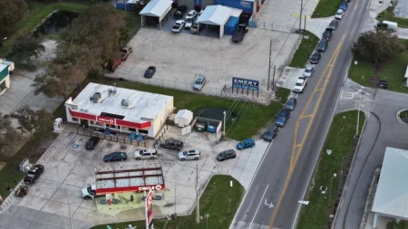 Los floridanos regresan a casa para limpiar tras dos huracanes, sin combustible ni electricidad imagen-10