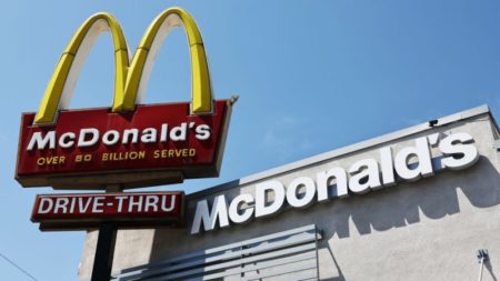 El origen probable del brote de E. coli vinculado a McDonald's son las cebollas, según las agencias federales; se han notificado 15 casos más imagen-17