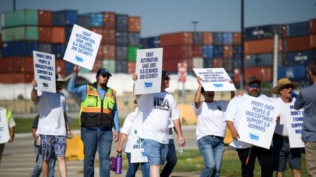 Se logra acuerdo de salarios en puertos de EE.UU. y trabajadores en huelga regresarán a sus puestos el viernes imagen-5