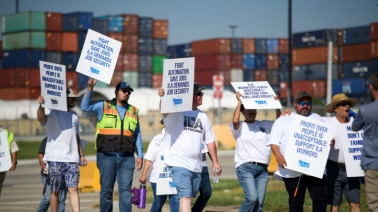 Se logra acuerdo de salarios en puertos de EE.UU. y trabajadores en huelga regresarán a sus puestos el viernes imagen-4