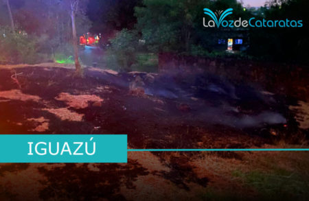 Bomberos de Iguazú sofocan dos incendios de pastizales y advierten sobre los peligros de quemar basura imagen-12