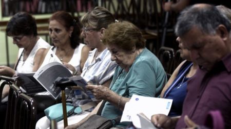 El titular de la Anses aseguró que “la motosierra a los jubilados es una sensación” y pidió debatir la edad del retiro imagen-11