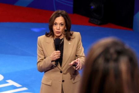 Kamala Harris se enfoca en la reforma migratoria para atraer a votantes latinos imagen-14