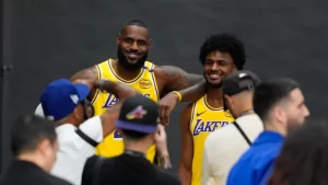 LeBron y Bronny James se convierten en el primer dúo de padre e hijo en jugar juntos en un equipo de la NBA imagen-3