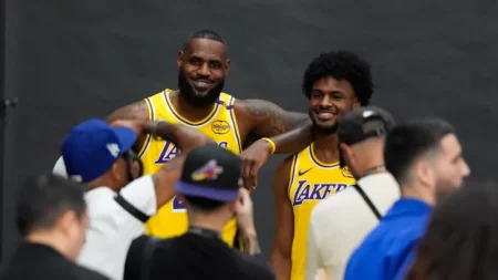 LeBron y Bronny James se convierten en el primer dúo de padre e hijo en jugar juntos en un equipo de la NBA imagen-8