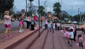 Actividad física y abrazo al hospital SAMIC para concientizar sobre el cáncer de mama imagen-4