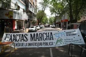 Continúa el paro y protestas por recortes presupuestarios en la Universidad Nacional de Misiones imagen-4