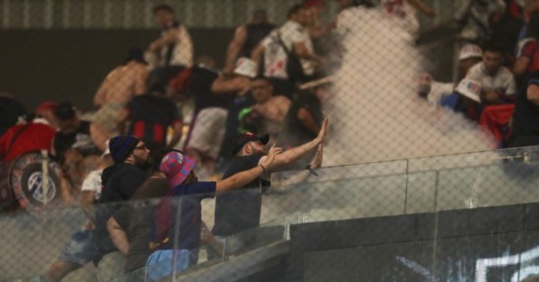 La última visita de un equipo argentino a Mineiro: caos adentro y afuera del estadio imagen-5