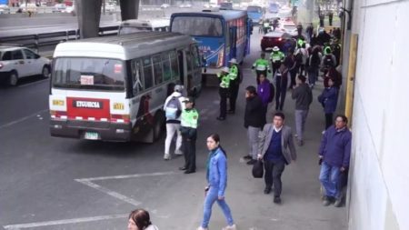 Policía de Perú despliega operativos por paro de transporte público imagen-10