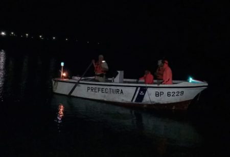 Buscan a un pescador que cayó de una canoa y desapareció en el arroyo Mártires de Posadas imagen-10