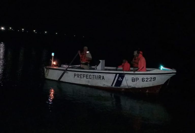 Buscan a un pescador que cayó de una canoa y desapareció en el arroyo Mártires de Posadas imagen-4