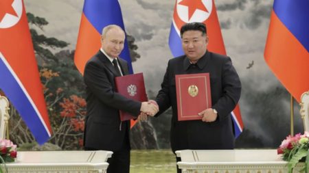 La inteligencia surcoreana dice que Corea del Norte envió 12.000 militares para ayudar a Rusia en la guerra en Ucrania, según informes imagen-10