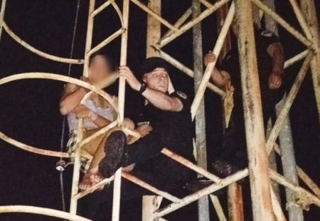 Discutió con su hermana y se subió a una torre en Mártires: policías debieron rescatarla imagen-6