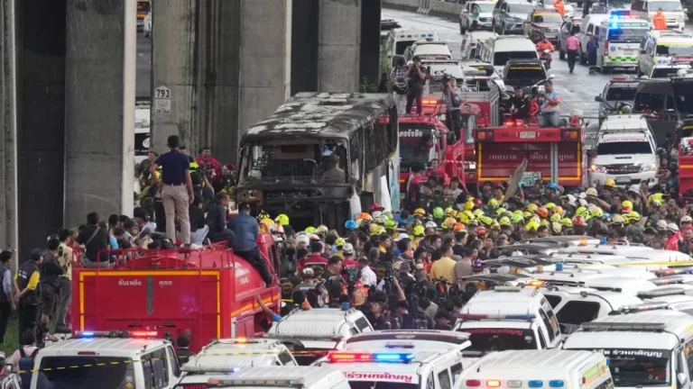 Se teme que al menos 20 niños y profesores hayan muerto en el incendio de un autobús escolar en Bangkok imagen-4