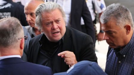 Steve Bannon emite un comunicado en el que culpa a Kamala Harris de no cumplir las fechas de excarcelación anteriores, incluso para él imagen-10