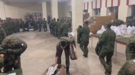 Militares norcoreanos reciben equipamiento en Rusia antes de su posible despliegue en Ucrania imagen-12