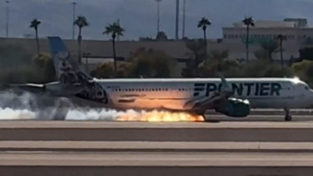 Vuelo de Frontier Airlines realiza un aterrizaje brusco y en llamas en Las Vegas imagen-9