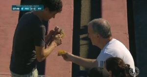 Tras toda la polémica, Bielsa fue a ver un partido en Uruguay y se compró unas garrapiñadas imagen-2