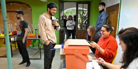 Abren centros de votación para las elecciones presidenciales y parlamentarias de Uruguay imagen-8