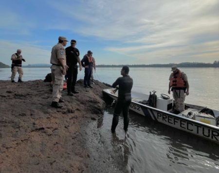 Sigue el operativo de búsqueda para hallar a un menor desaparecido en las aguas del río Uruguay imagen-13