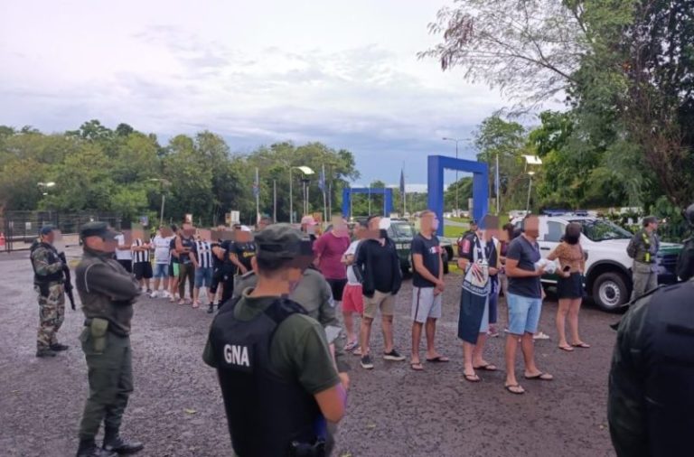 Hinchas brasileños cruzan la frontera de Iguazú rumbo a la final de la Copa Libertadores 2024 imagen-5