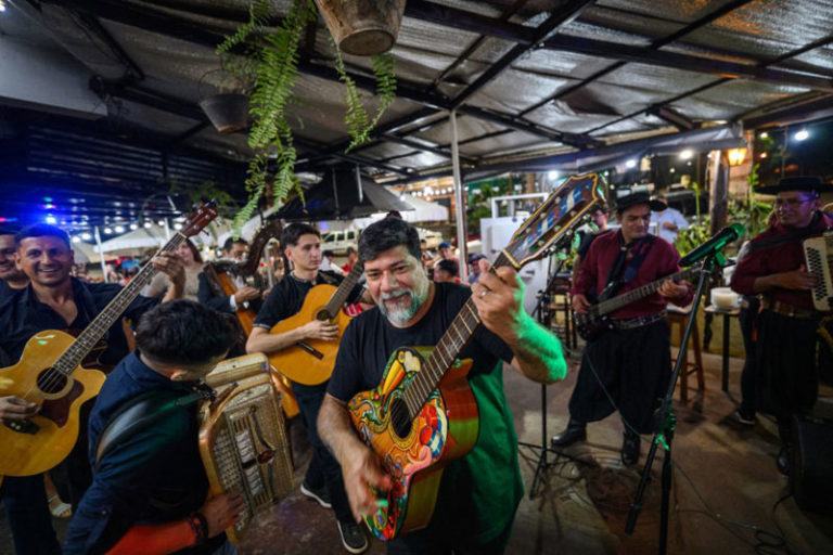 La noche posadeña se encendió al son de la música y la danza regional imagen-5