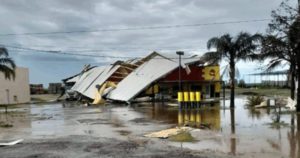 Cola de tornado en Córdoba: una tormenta dejó sin luz a un pueblo entero, voló techos y destrozó una estación de servicio imagen-1