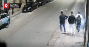 Violento ataque piraña en San Telmo: un hombre fue abordado por seis ladrones que le robaron el auto imagen-1