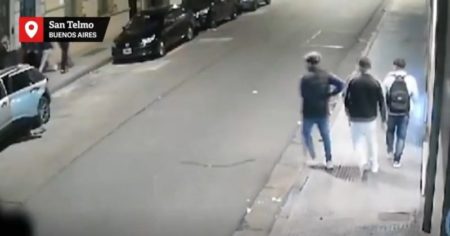 Violento ataque piraña en San Telmo: un hombre fue abordado por seis ladrones que le robaron el auto imagen-11