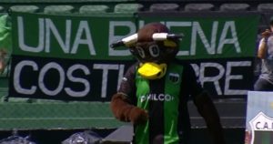 El Torito, la mascota de Nueva Chicago que fue expulsado en pleno partido, explicó su reacción y se quebró al hablar de su amor por el club imagen-1