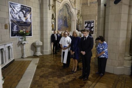 Macron homenajeó en la Iglesia de la Santa Cruz a los desaparecidos imagen-8