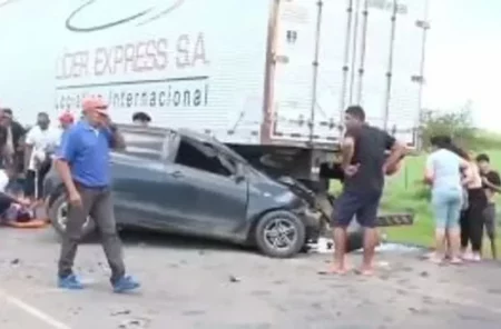 Un auto chocó a otro en el que viajaban hinchas de Racing a Asunción: hay un muerto imagen-7