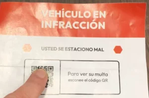 Nueva modalidad de estafa que genera terror: colocan multas falsas y piden escanear un QR imagen-2