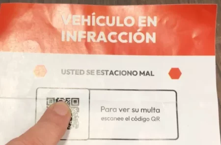 Nueva modalidad de estafa que genera terror: colocan multas falsas y piden escanear un QR imagen-5