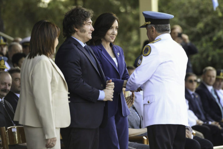 Con absoluta frialdad, Milei y Villarruel se reencontraron en un acto de la Policía Federal imagen-5