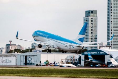 Para el Gobierno, Aerolíneas se privatiza o se privatiza imagen-5