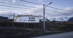 Un fondo buitre insiste con cobrarse un fallo en acciones de YPF y acusa a Argentina por "un cuarto de siglo" de incumplimientos en Nueva York imagen-3